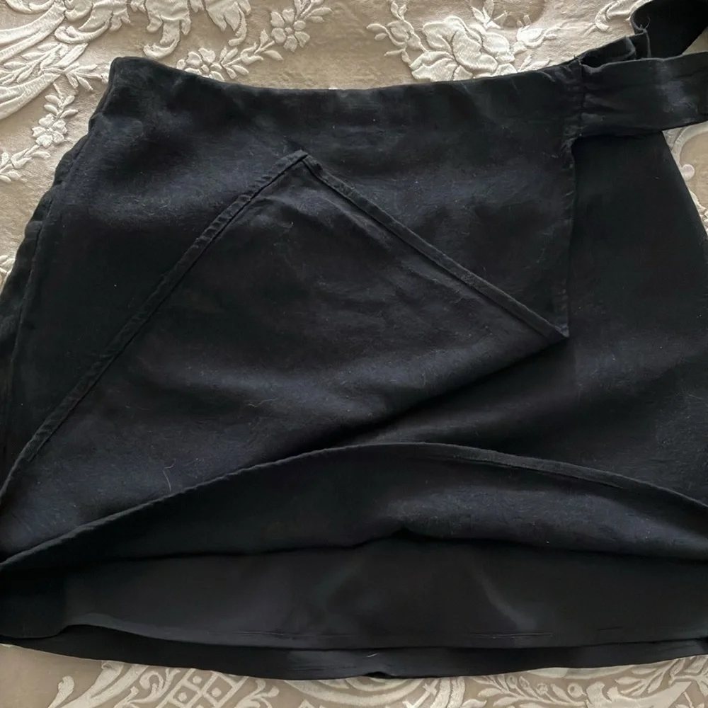 Forever 21 Black Mini Skirt - Picture 2 of 3